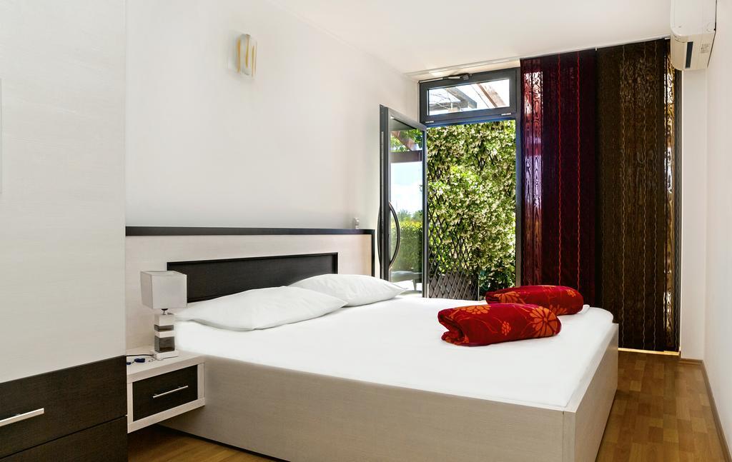Apartment Lejo Омиш Экстерьер фото